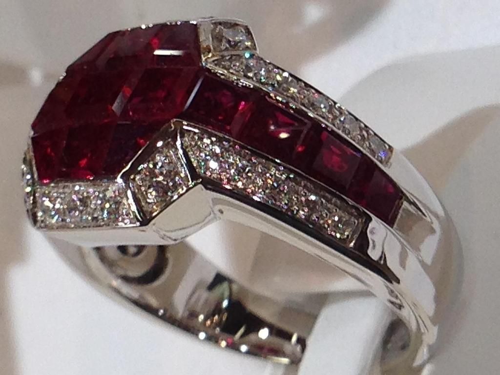 Bague sertie de diamants et rubis