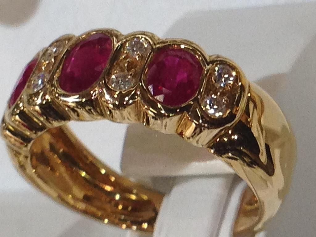 Bague en or incrustée de pierres précieuses