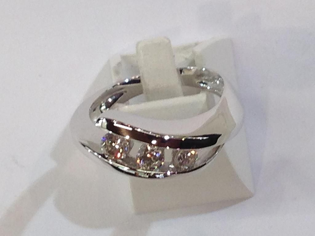 Bague avec trois diamants