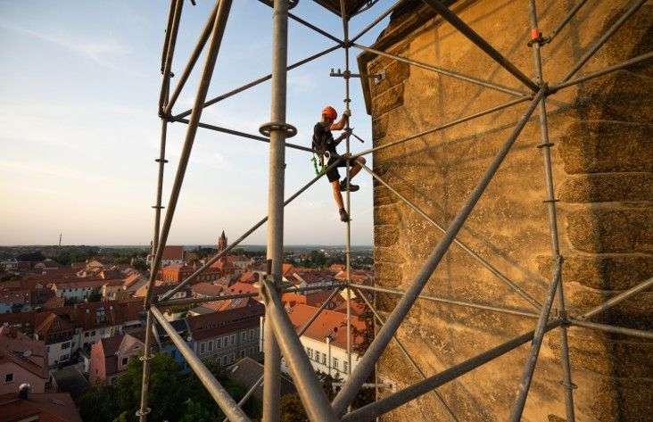 Baugerüst an Kirchturm