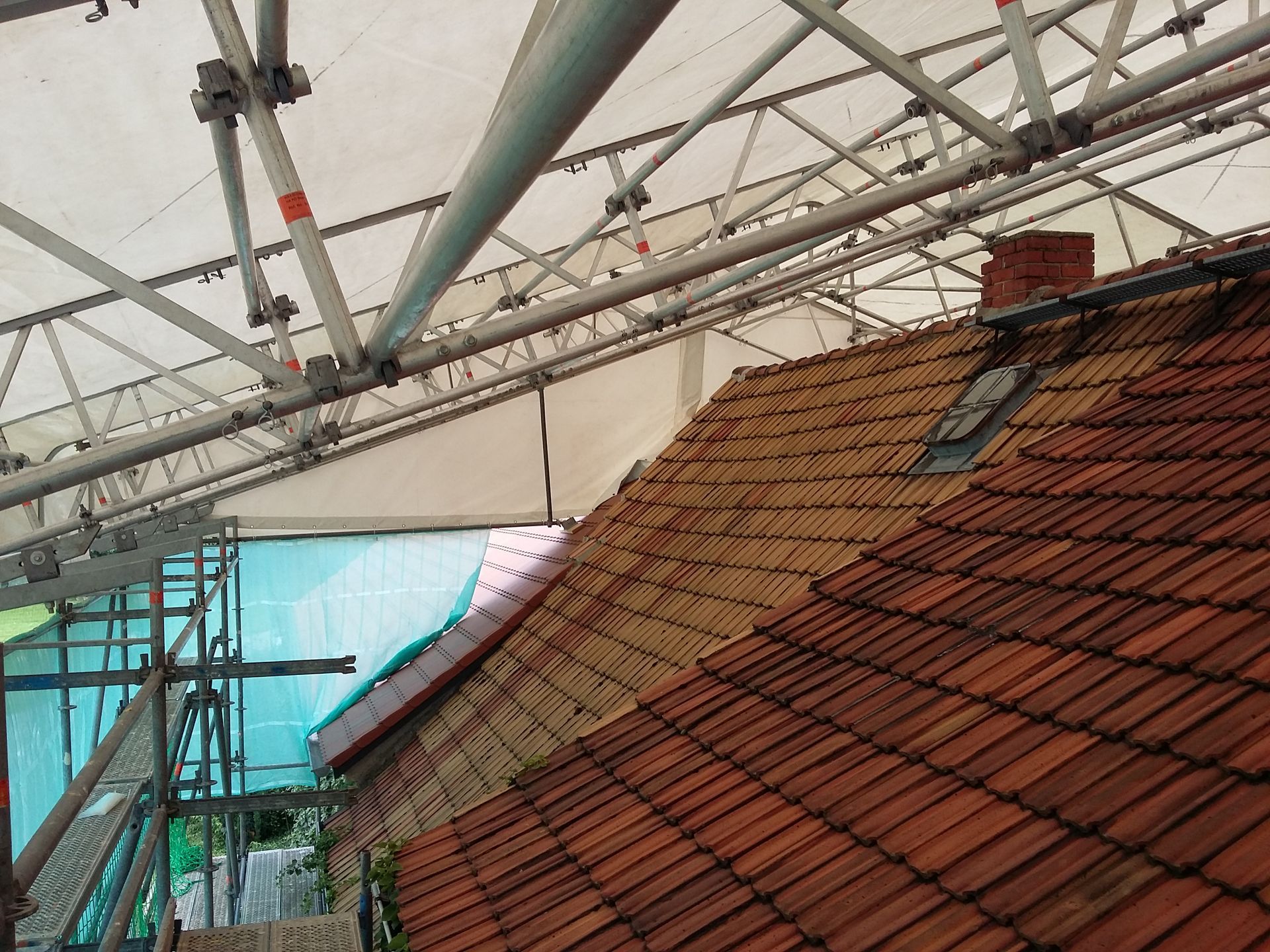 Wetterschutz Gerüst über Dach