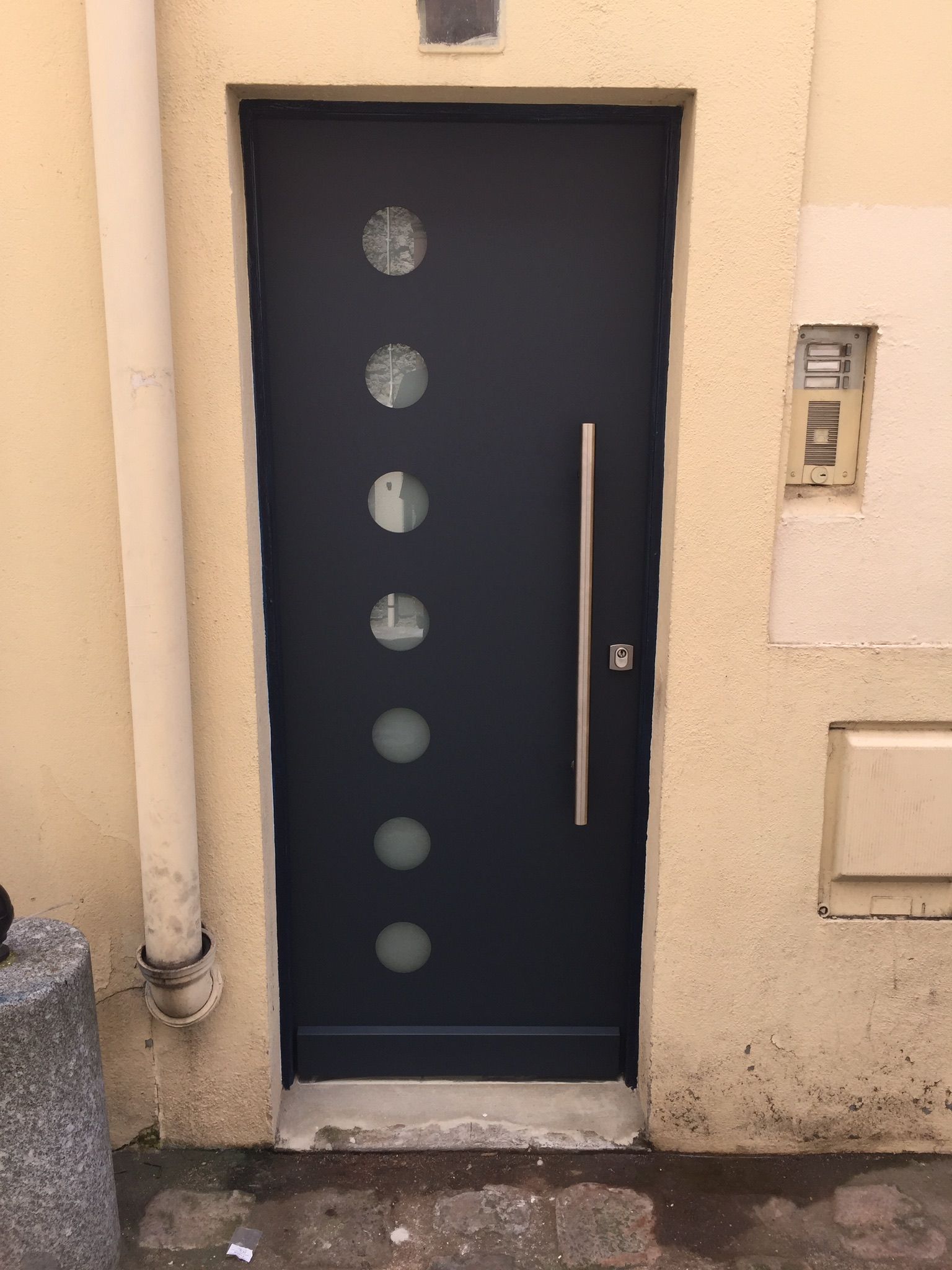 Porte d'entrée moderne grise