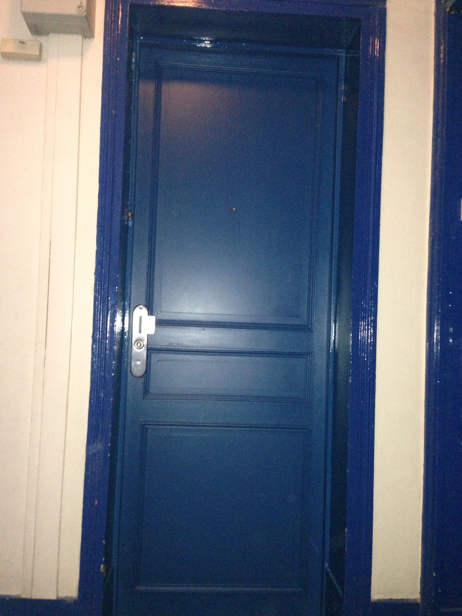 Porte et contour bleu