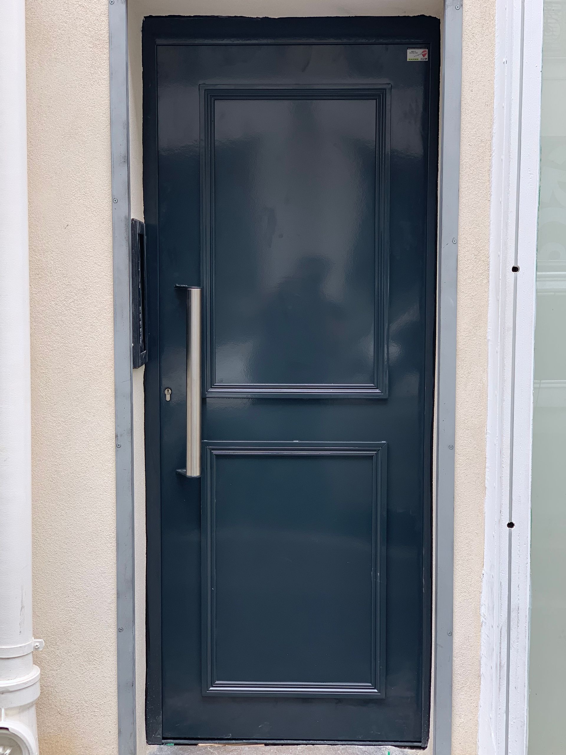 Porte d'entrée bleue foncée