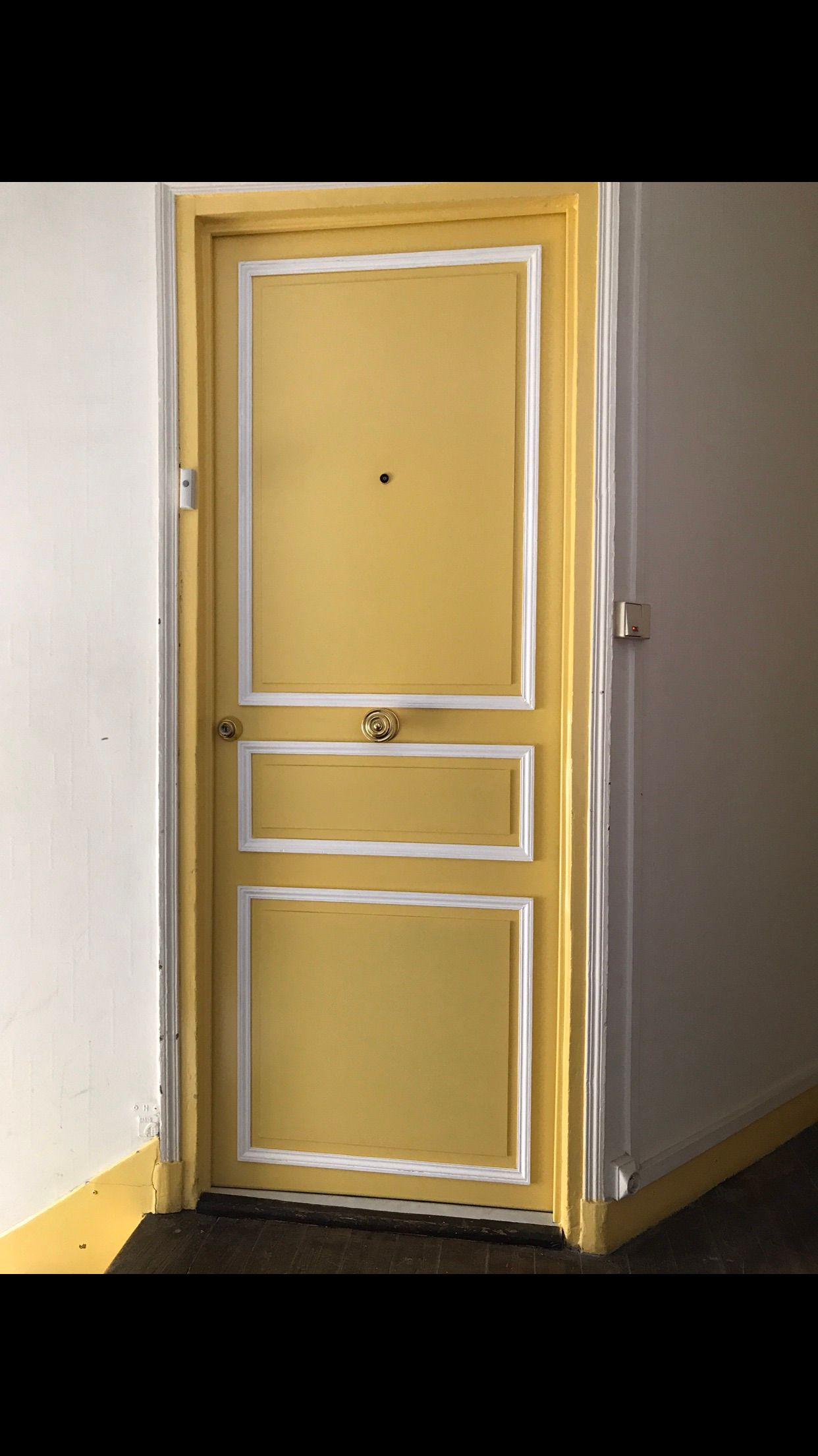 Porte jaune et blanche