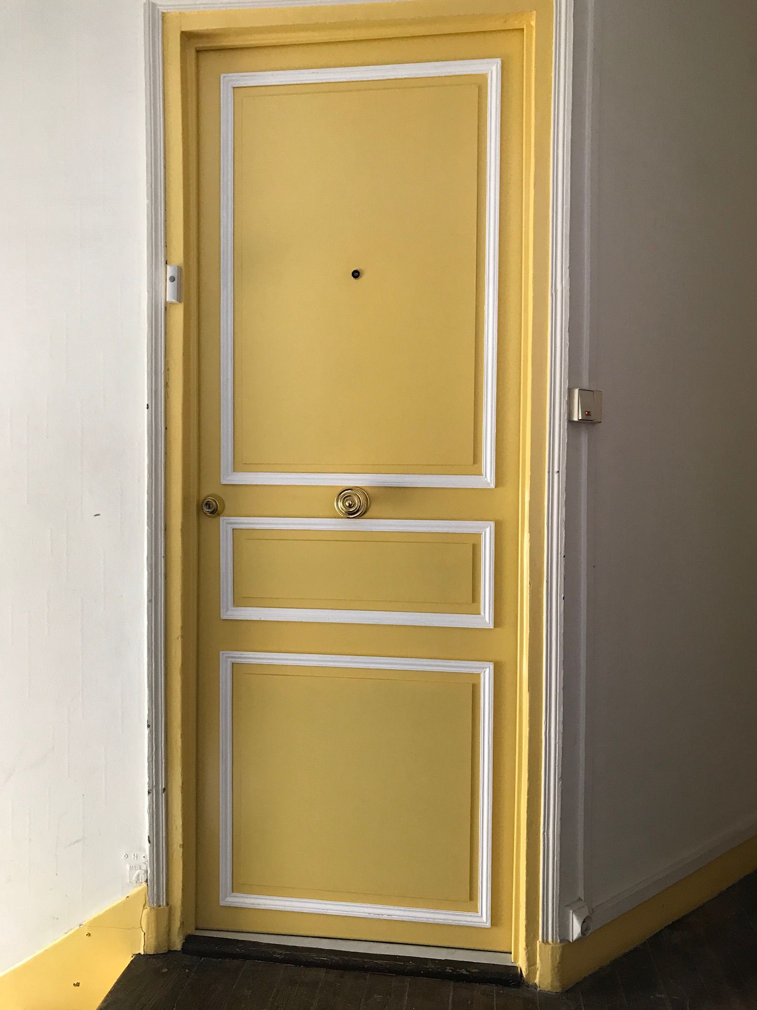 Porte jaune