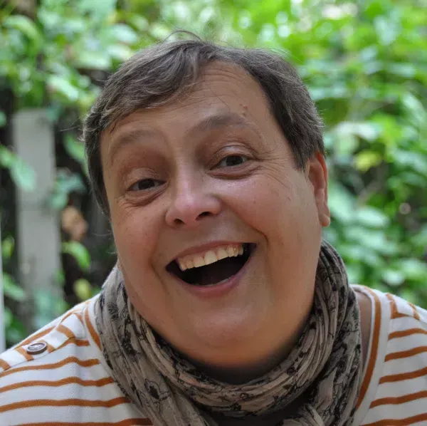 Portrait de Christelle Briot qui sourit