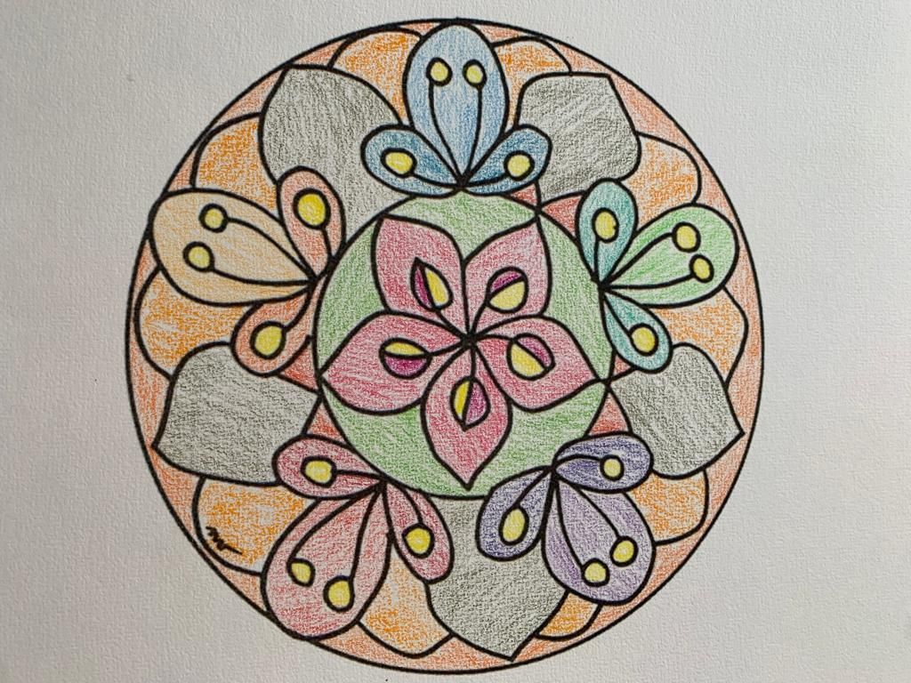 Une femme qui colorie un mandala