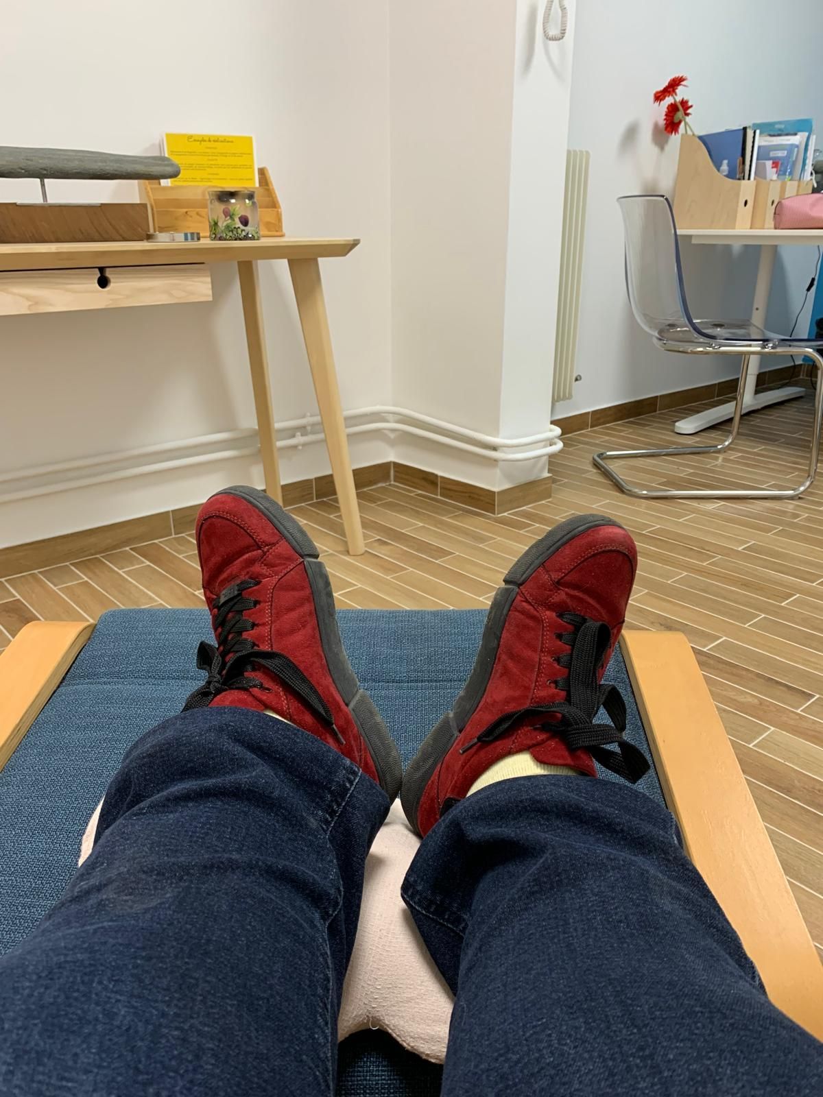 Un jeune homme qui se relaxe dans un canapé