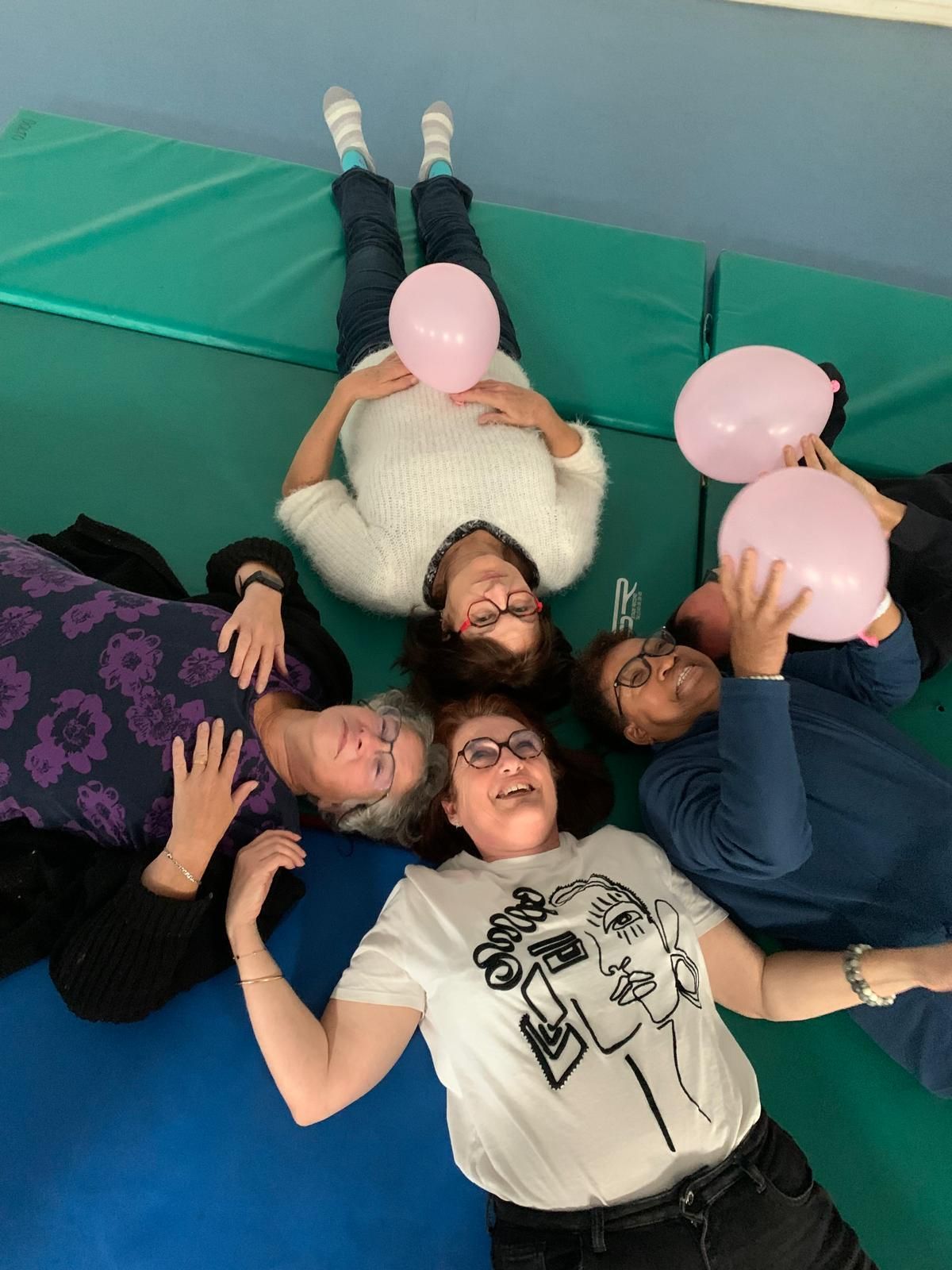 Personnes âgées qui pratiquent le yoga du rire