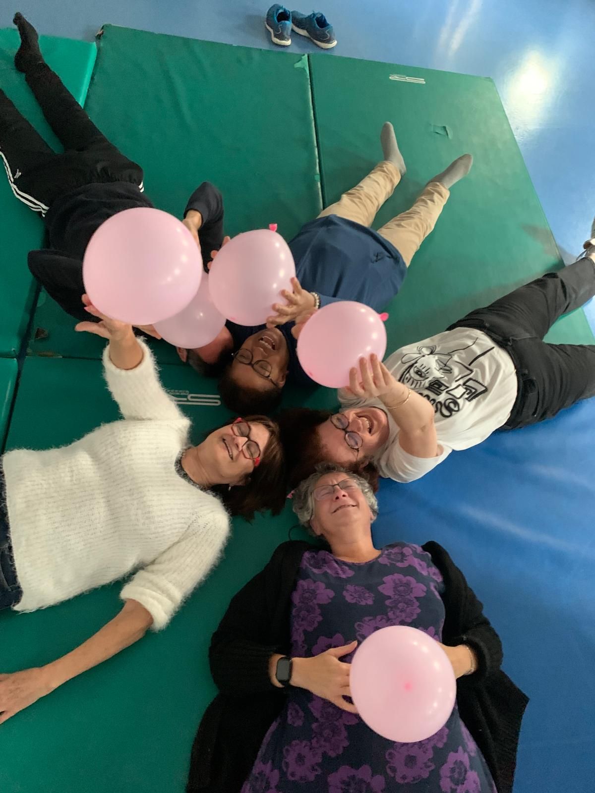Un groupe de personnes en atelier de yoga du rire
