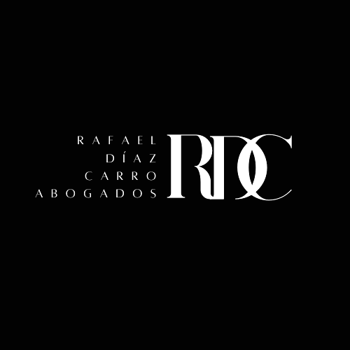 El logotipo de Rafael Díaz Carro Abogados está sobre un fondo negro.