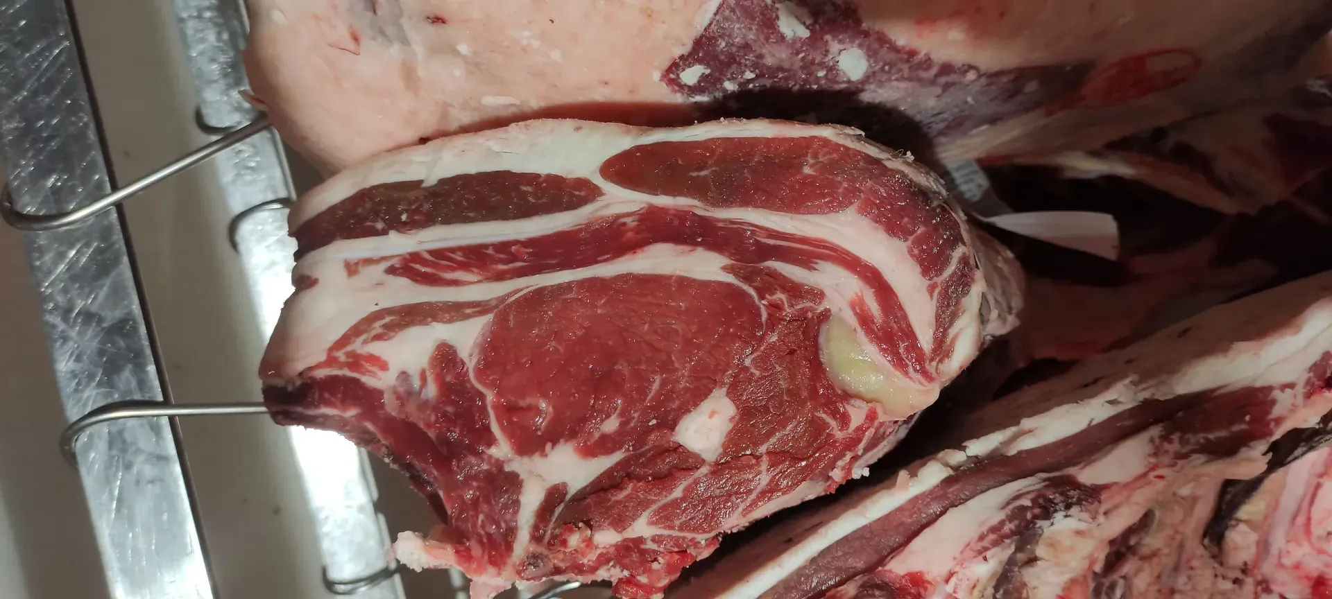 Un primer plano de un trozo de carne en una tabla de cortar.