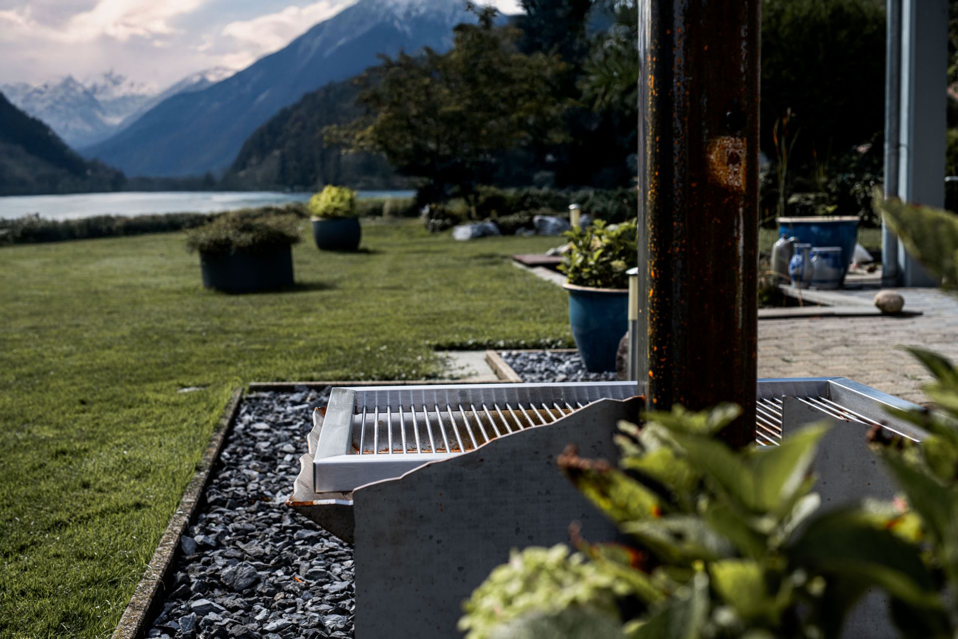 The ONE Grillstation vor Berg und Seelandschaft