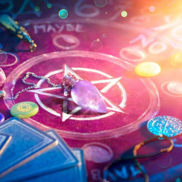 Un péndulo morado se encuentra en un círculo con la palabra tal vez escrita en él.