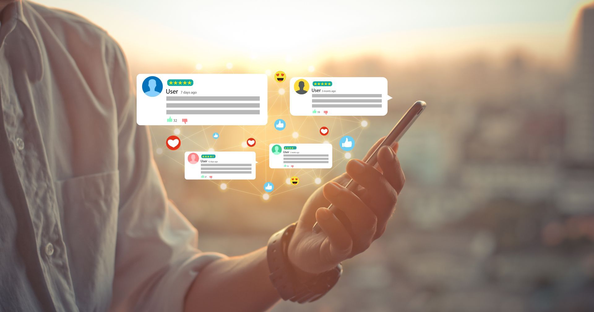 Une personne tenant un téléphone, des bulles de commentaires de réseaux sociaux flottant au-dessus de l'appareil sur fond de coucher de soleil sur une ville.