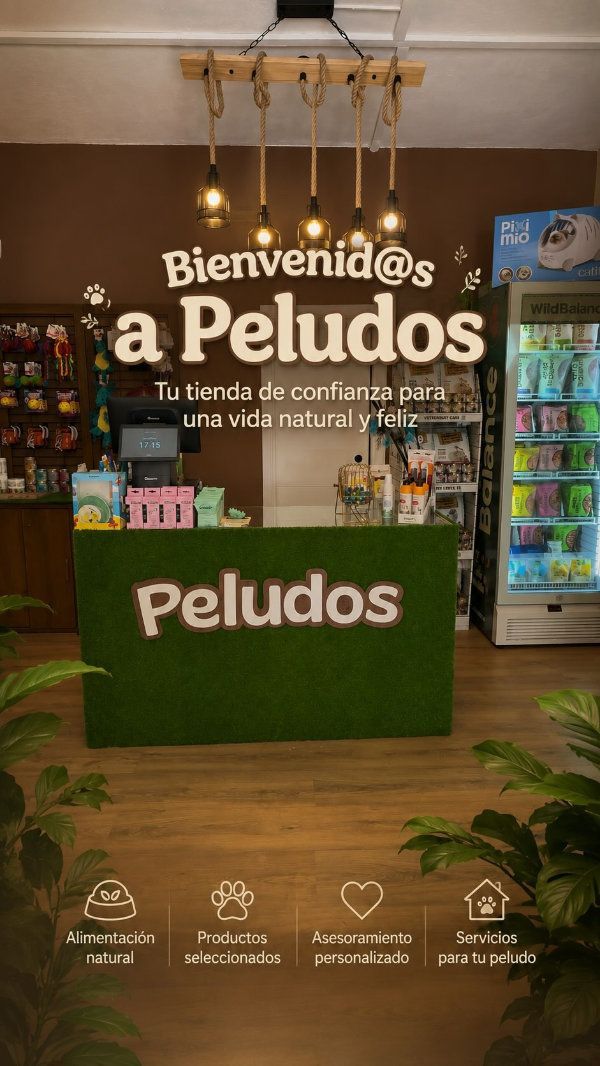 Tienda boutique con mostrador verde y letrero de “Bienvenidos a Peludos”, artículos para mascotas en los estantes.