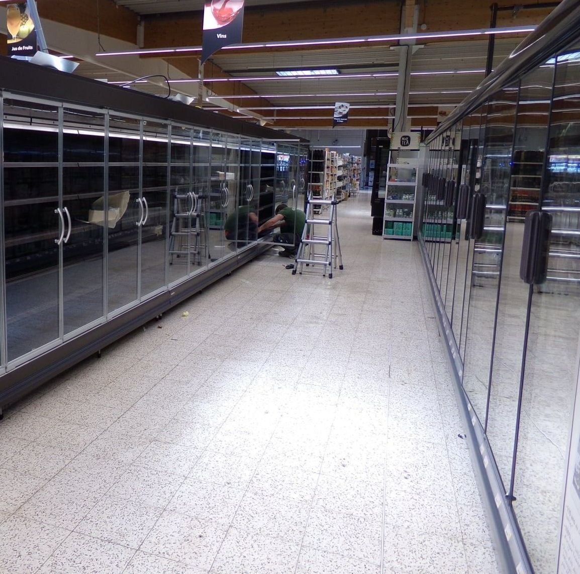 Des vitrines réfrigérées dans un magasin