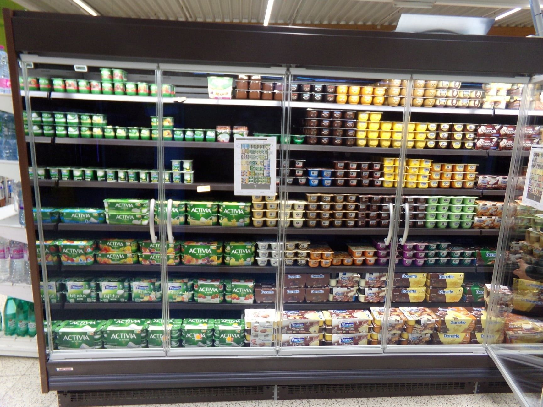 Des vitrines réfrigérées pleines dans un supermarché