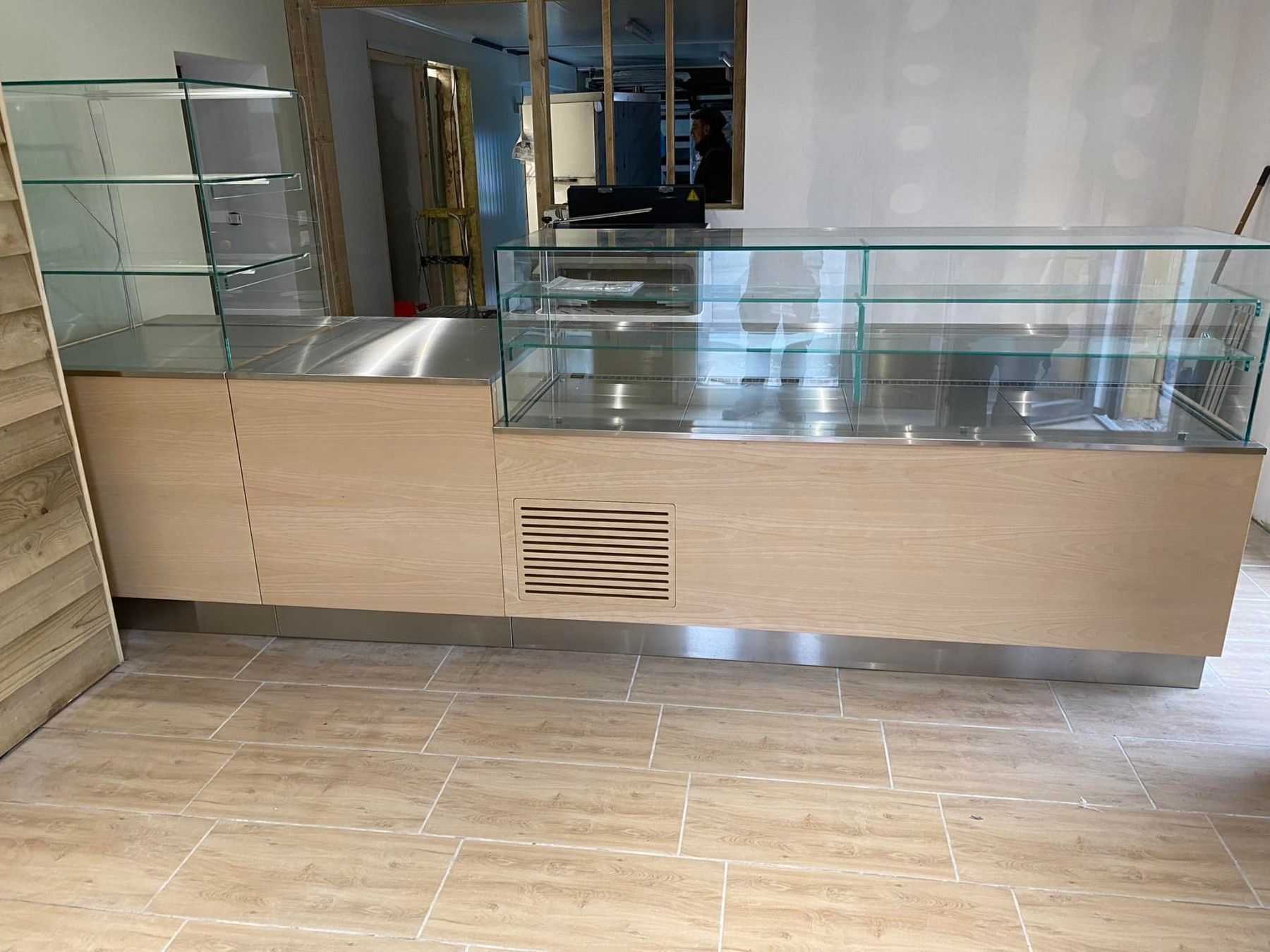 Un comptoir réfrigéré vide dans une boulangerie