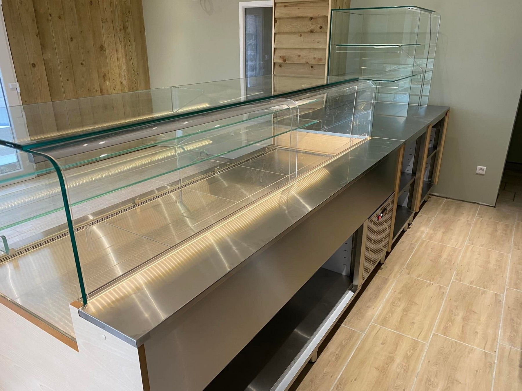 Un comptoir réfrigéré dans une boulangerie-pâtisserie