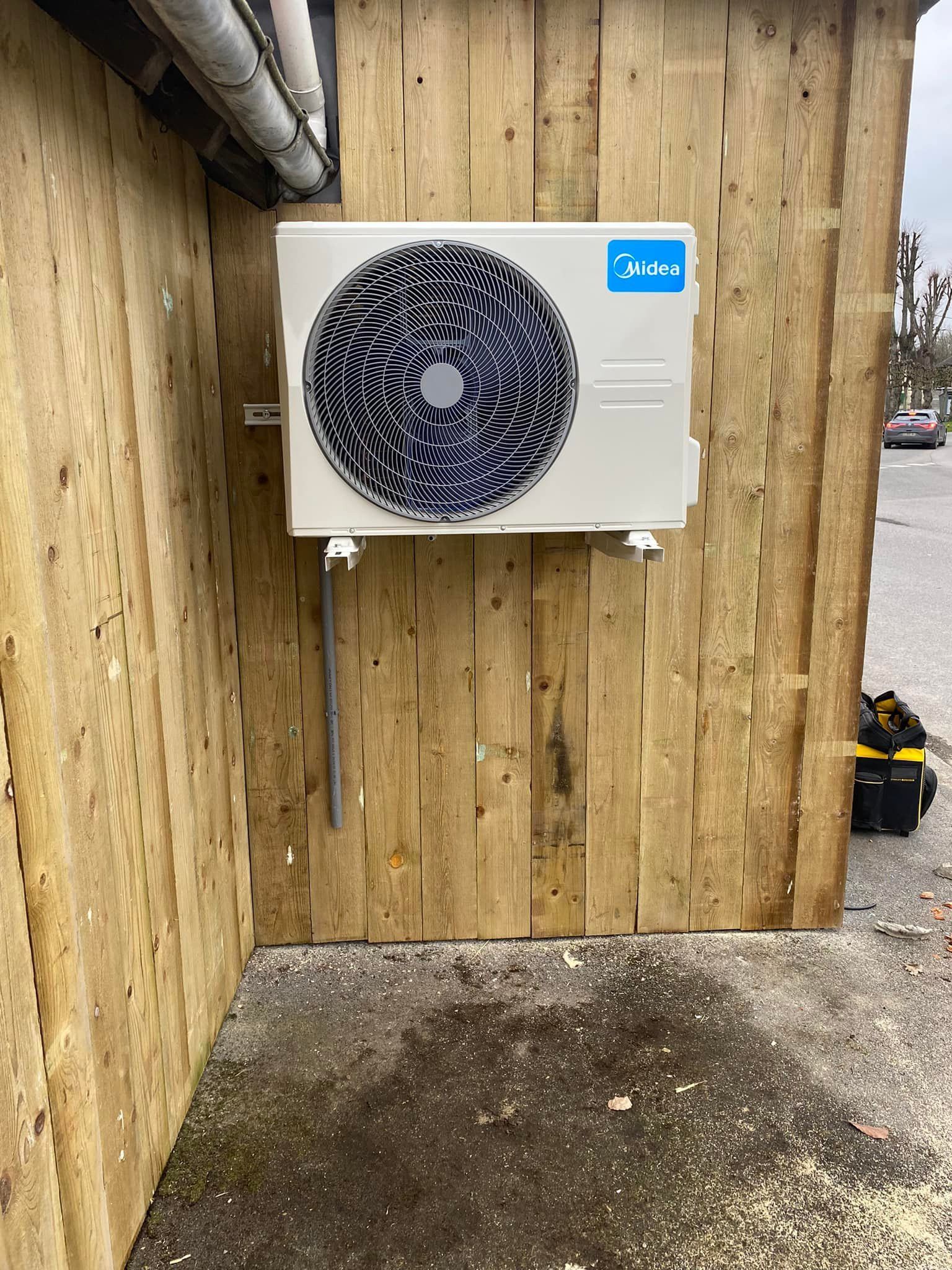 Un bloc de climatisation à l'extérieur d'une boulangerie