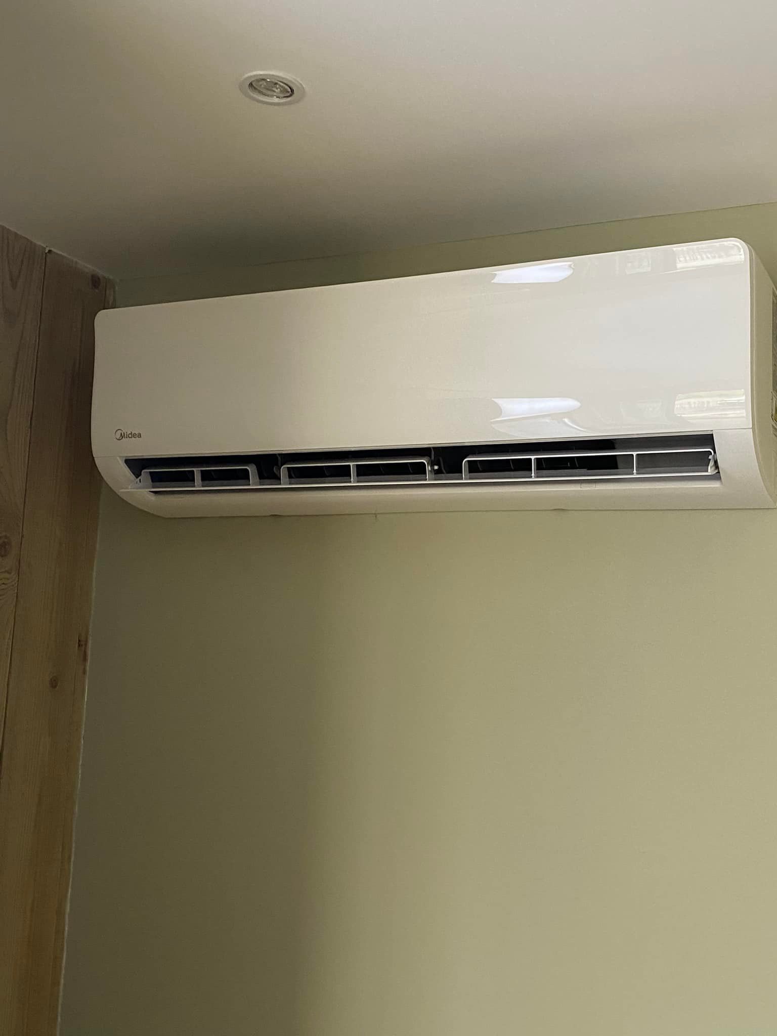 Un bloc de climatisation intérieur dans une boulangerie