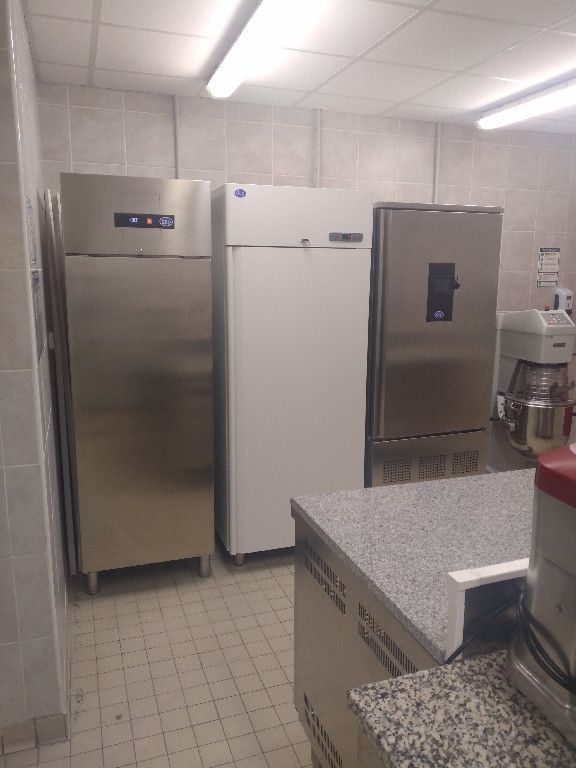 Trois armoires réfrigérées