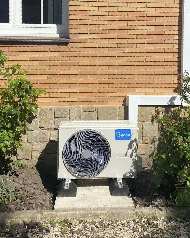 Un bloc extérieur de climatisation posé au sol