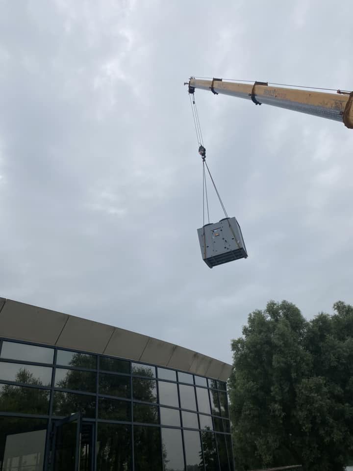 Installation d'un groupe à eau glacé par grue