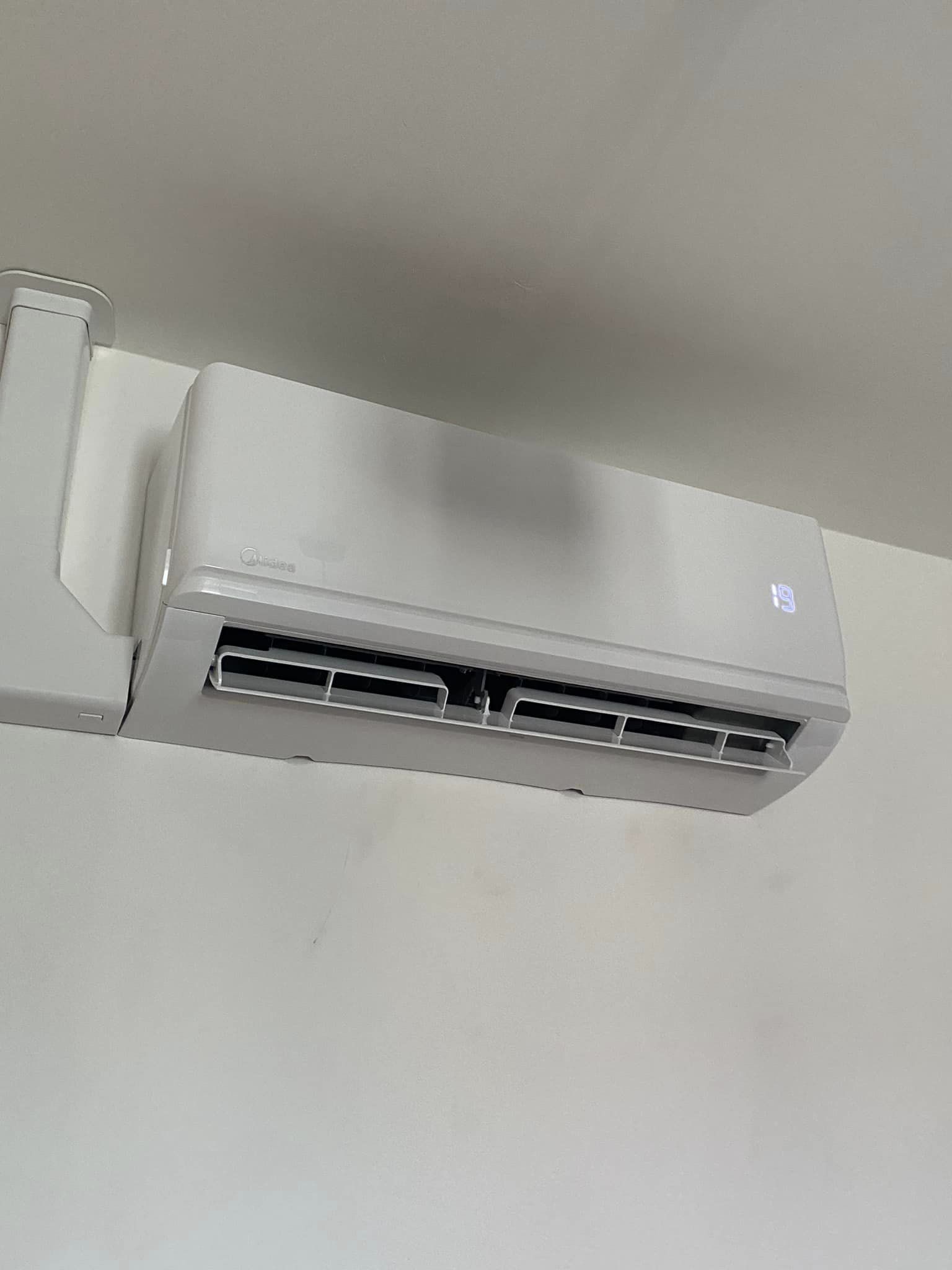 Un bloc de climatisation intérieur réglé sur 19 degrés dans une maison