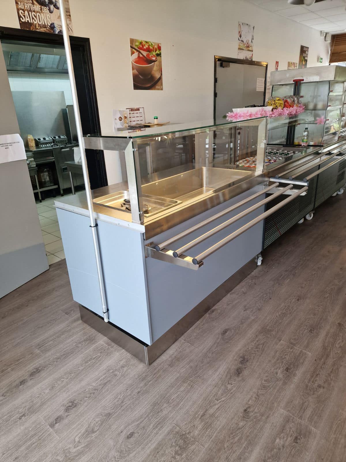 Un comptoir réfrigéré et un bain-marie dans une boulangerie