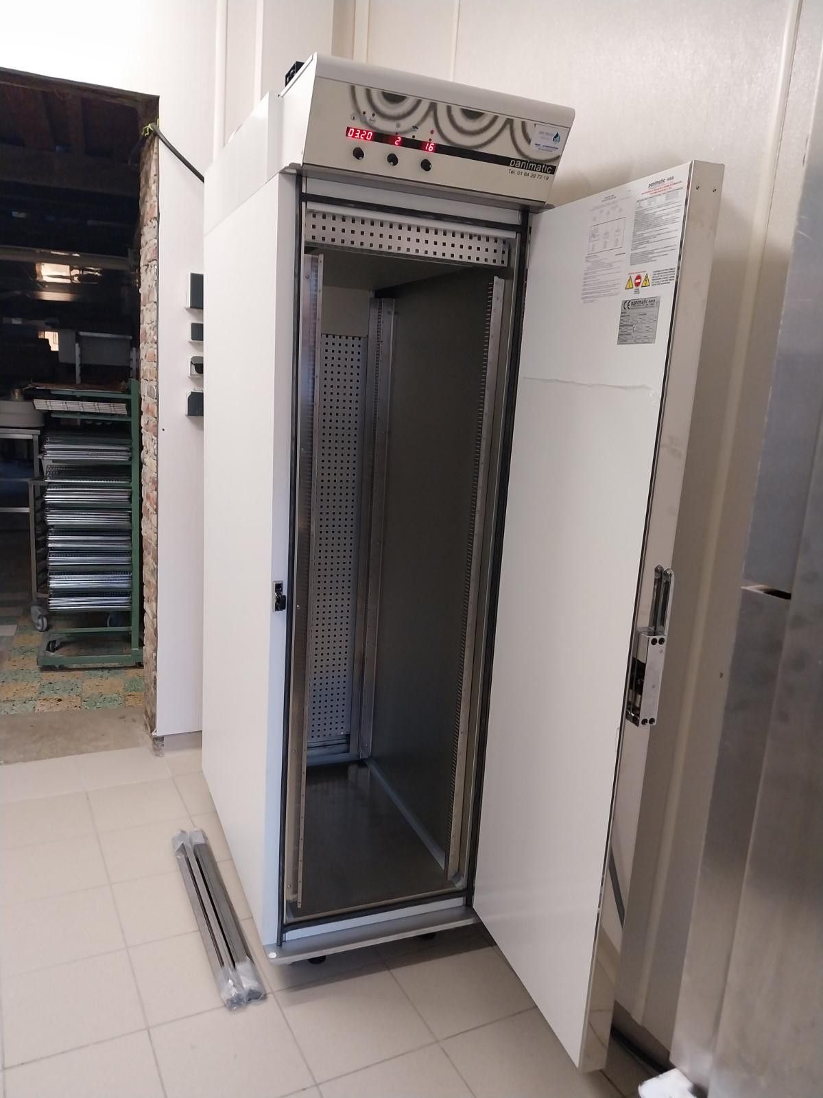 Une armoire réfrigérée ouverte