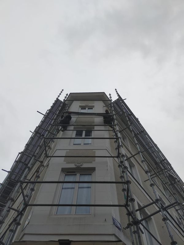 Bâtiment avec un echaffaudage
