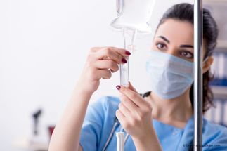 Frau prüft eine Perfusion