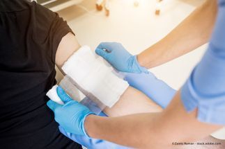 Frau behandelt einen Patienten