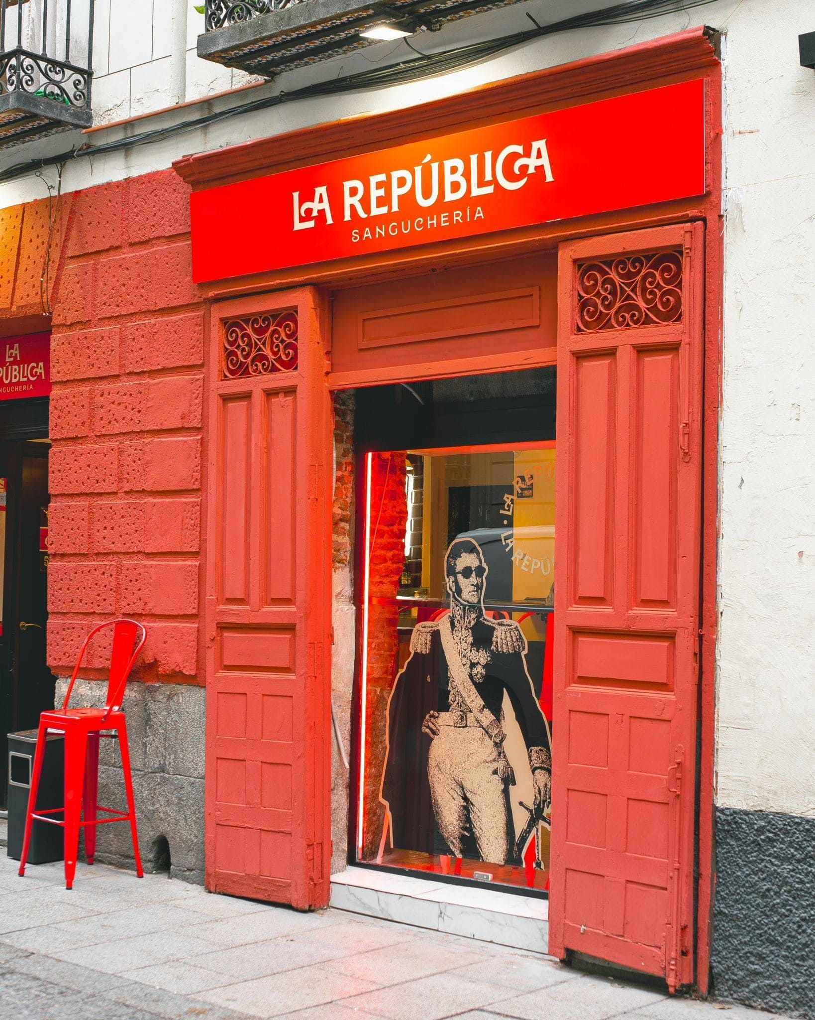 Exterior rojo del bar 