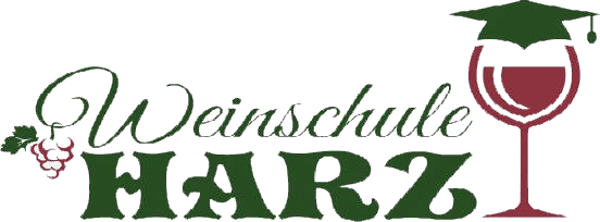 Ein Logo der Weinschule Harz mit einem Weinglas und einer Abschlussmütze