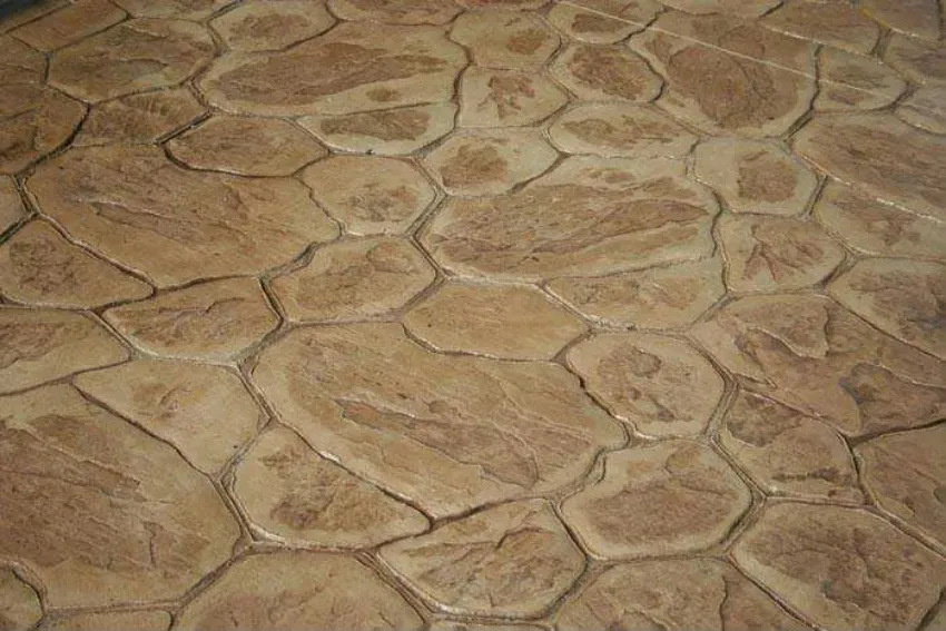 Hormigón estampado marrón con un patrón de piedra irregular que llena el marco.