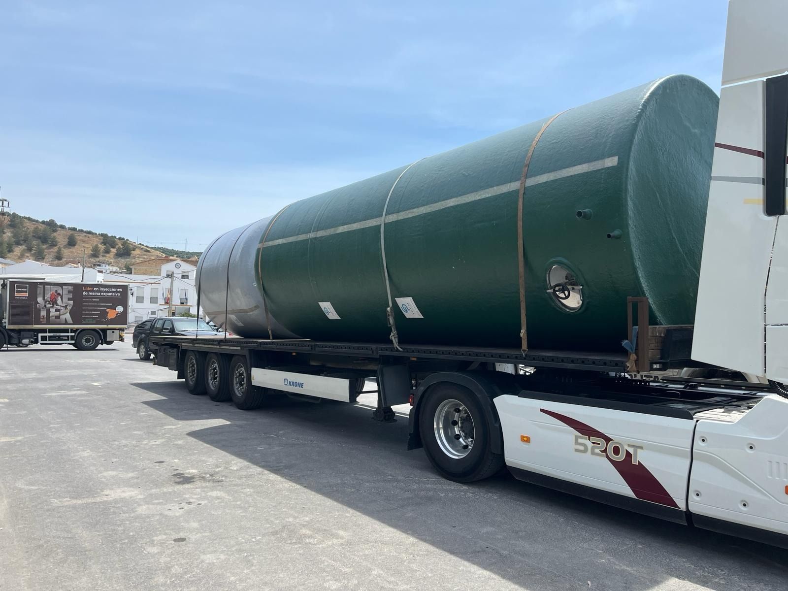 Un gran tanque verde está en la parte trasera de un camión semirremolque.