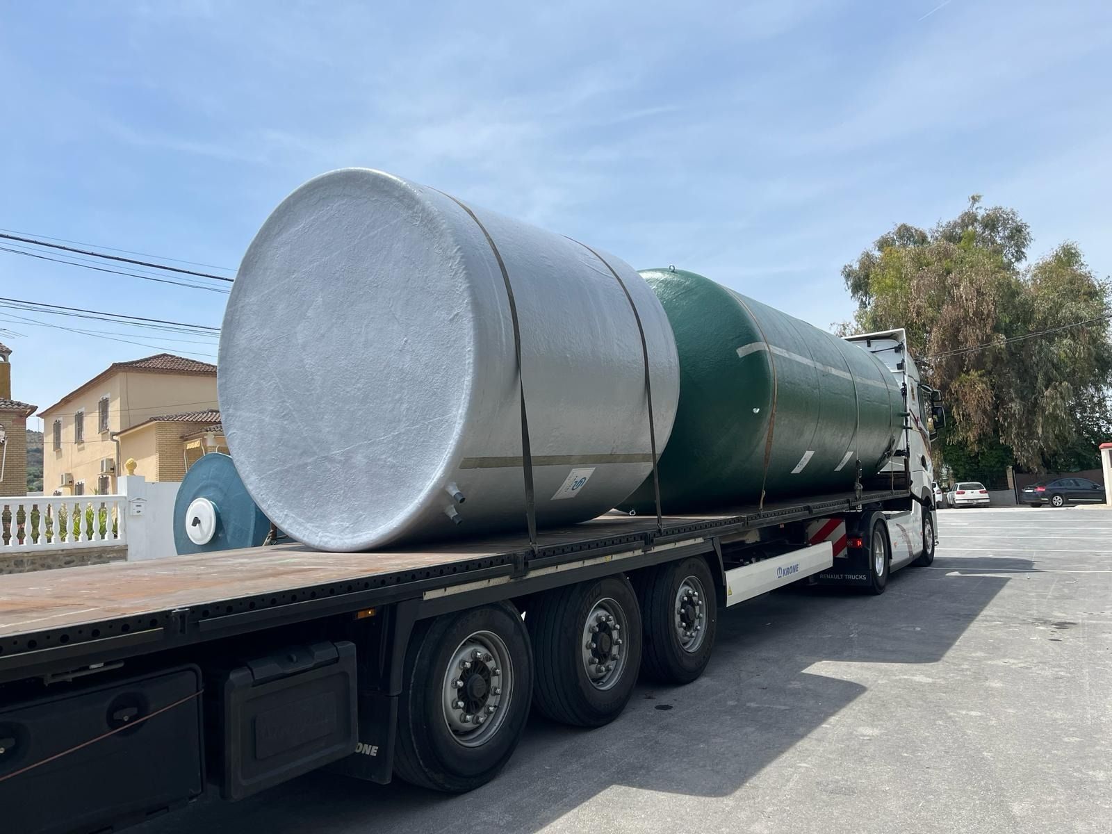 Un camión lleva un cilindro grande en la parte trasera.