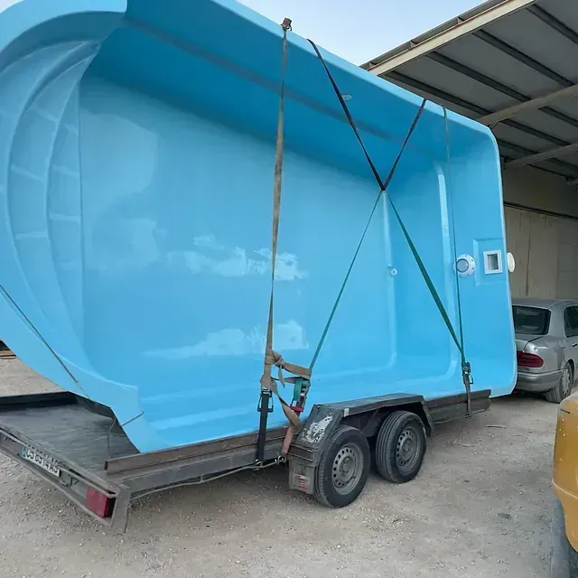 Una gran piscina azul está en un remolque