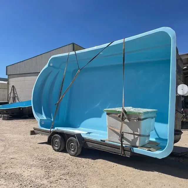 Una gran piscina azul está en un remolque