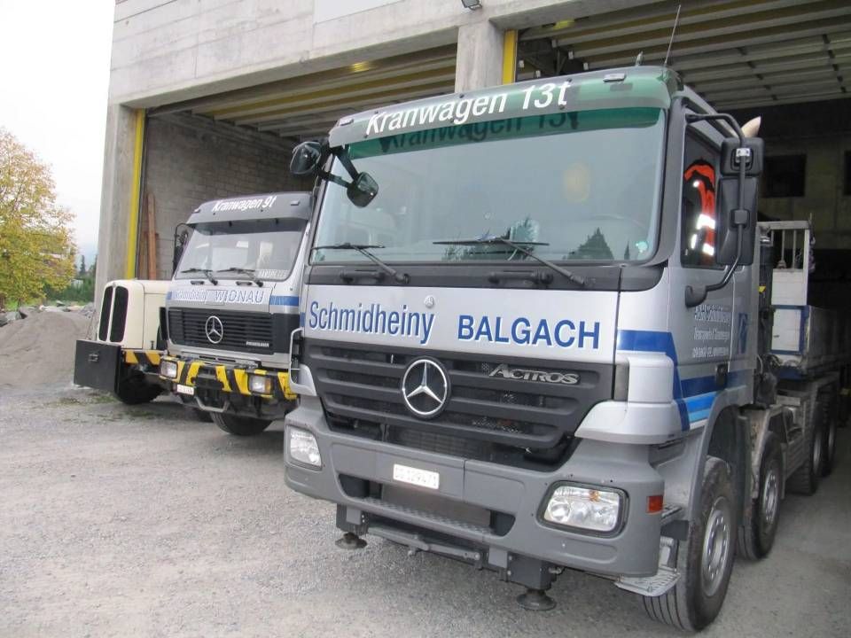 Zwei grosse Mercedes-Benz-Lkw parkten in einer Garage, einer davon mit der Aufschrift „Balgach“ an der Front.