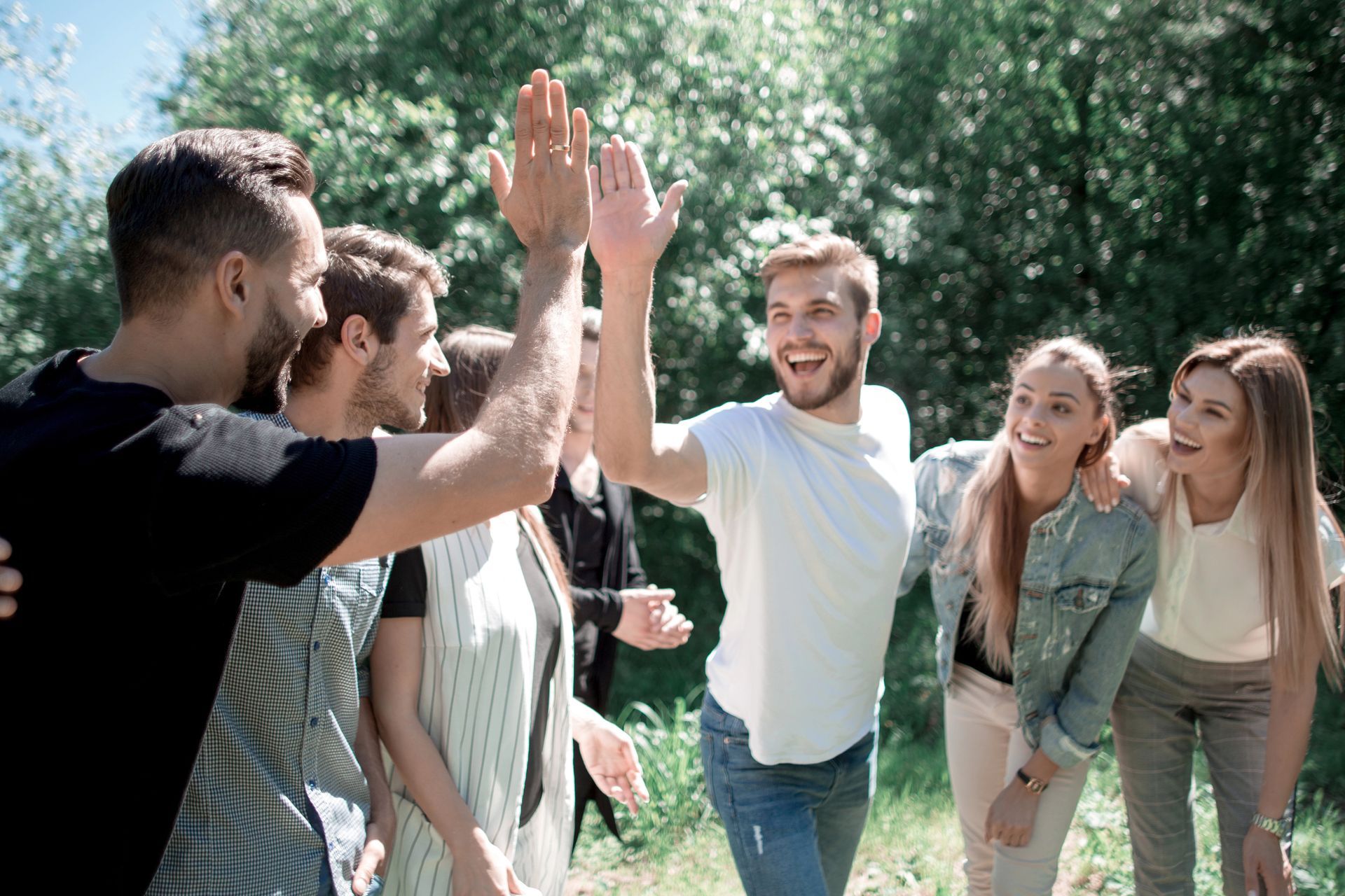 Ein Konferenzraum mit gewölbter Holzdecke, U-förmiger Sitzgruppe, Tischen, grauen Stühlen und einer Projektionsleinwand.