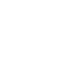 Eine Person in einem gestreiften Hemd und mit Kopfhörern benutzt einen Computer in einem modernen, hell erleuchteten Büro mit großen Fenstern.