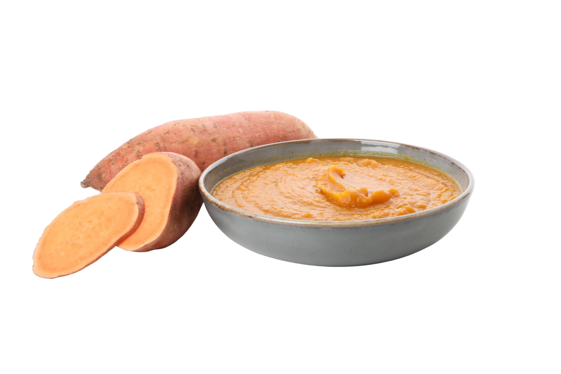 Soupe de patates douces dans un bol avec des tranches de patates douces sur fond blanc