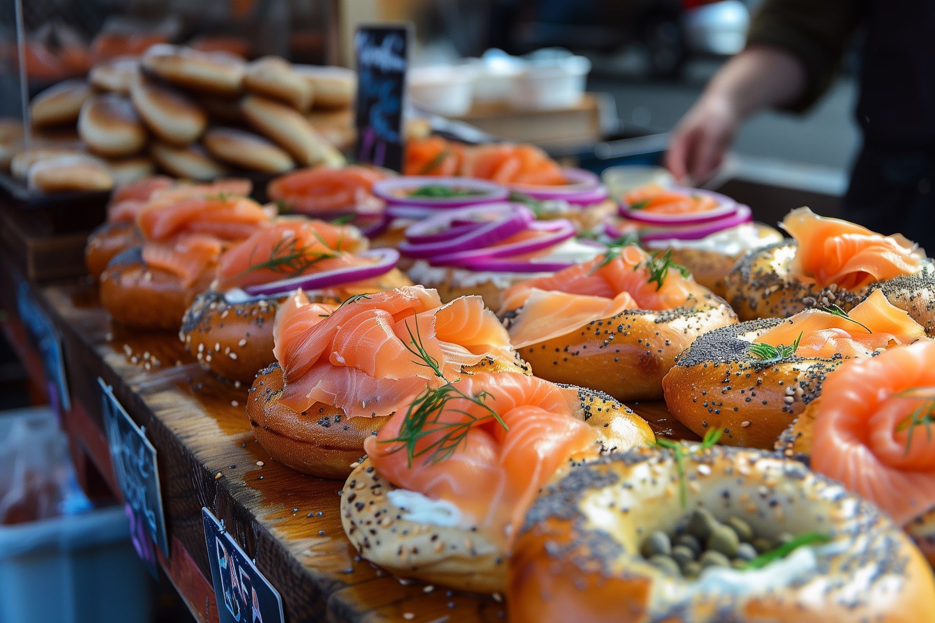 Assortiment de bagels garnis de saumon fumé, de fromage à la crème, d'oignon 