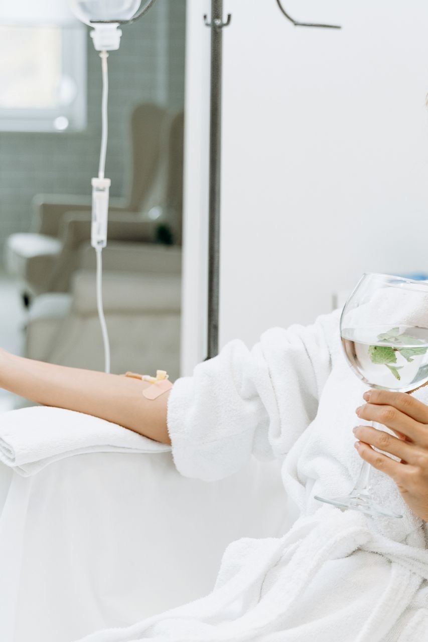 Una persona con los ojos cerrados, enmarcando suavemente su rostro entre las palmas de las manos