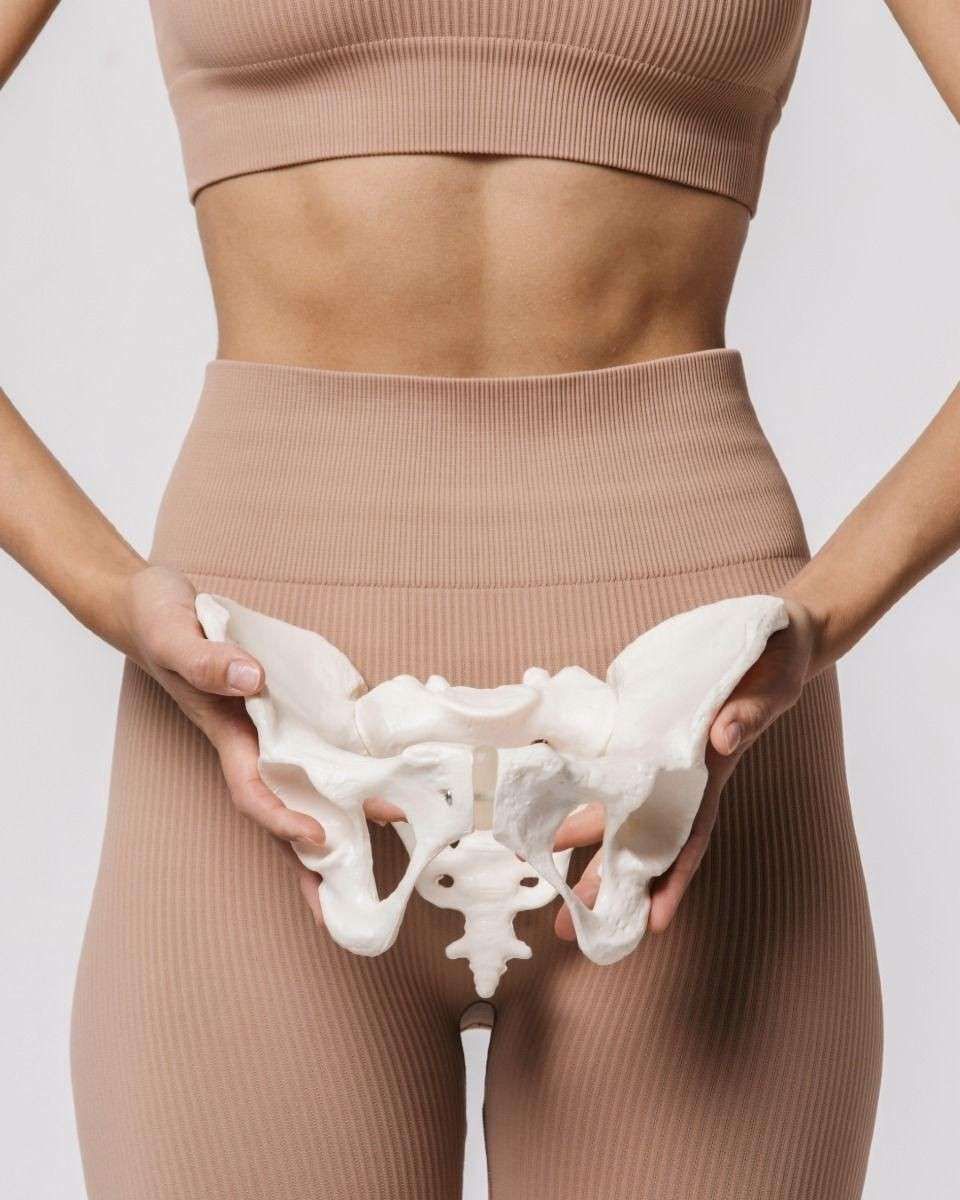 Vista de perfil de una persona con cabello rubio que le toca la barbilla, sobre un fondo blanco liso.